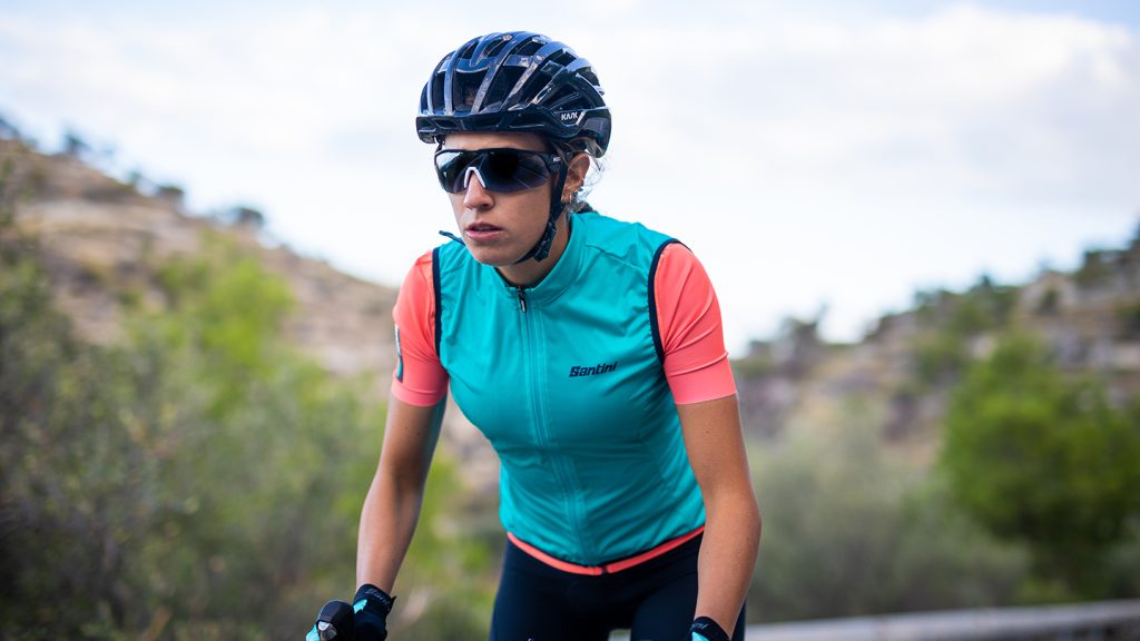 ciclista con chaleco nebula celeste