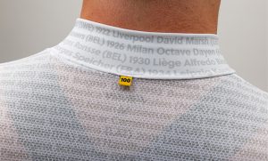 detalle del cuello de jersey santini uci 100